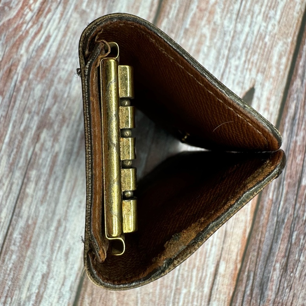 LOUIS VUITTON | Monogram Leather 4 Ring Key Holder - Picture 4 of 13
